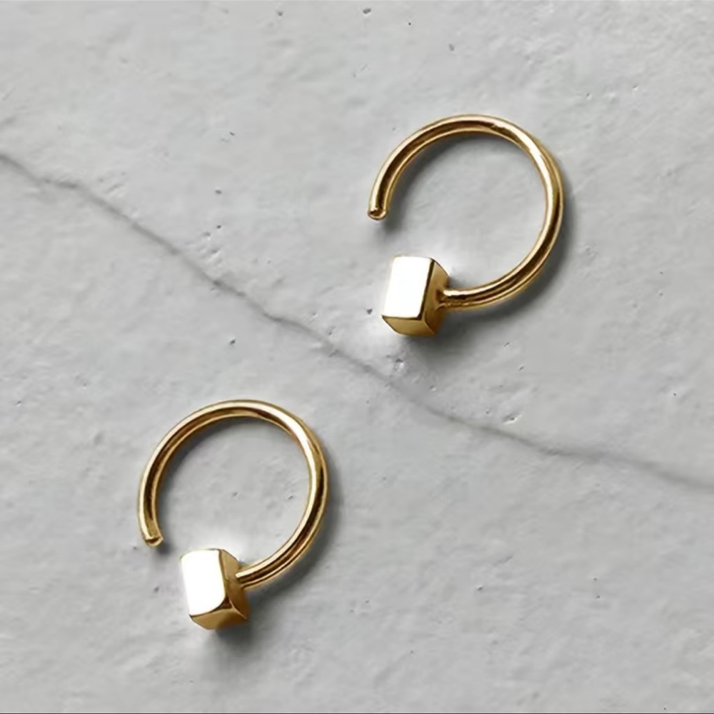 Small earring - Picture 3 of 4